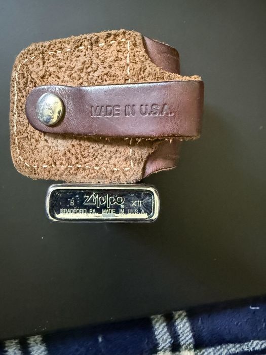 Isqueiro zippo com uns anos mas novo com bolsa /