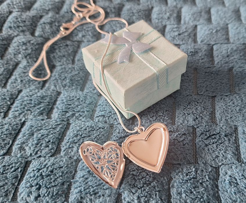 Łańcuszek z wisiorkiem, sekretnik.