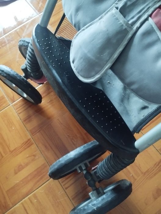 Carrinho de bebê em bom estado