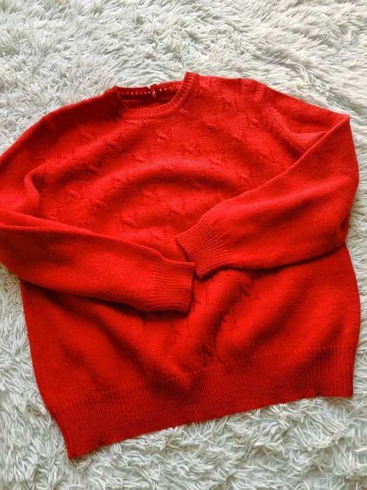 Czerwony sweter oversize M–L – miękki, delikatny, bardzo dobry stan
