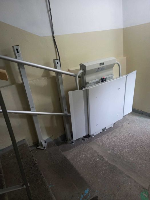 Підіймальна прямолінійна присходова платформа