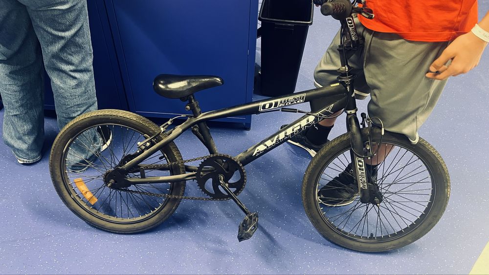 Bicicleta BMX-Avigo parada algum tempo mas em bom estado.