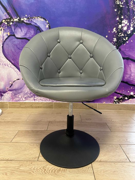 Szary, pikowany fotel obrotowy z ekoskóry