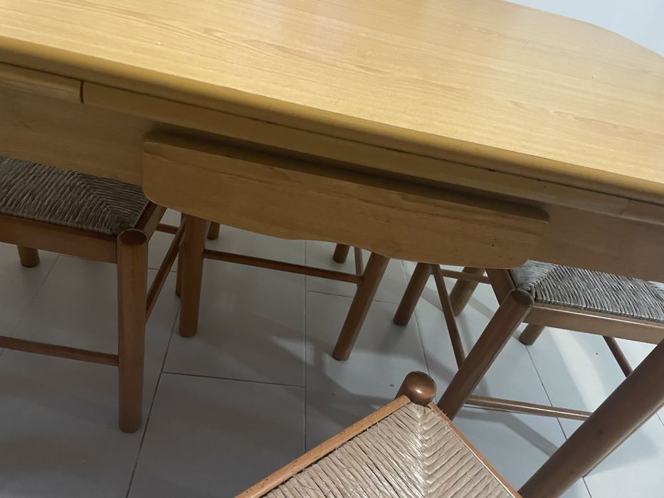 Mesa de Cozinha com 4 Cadeiras e 2 Bancos