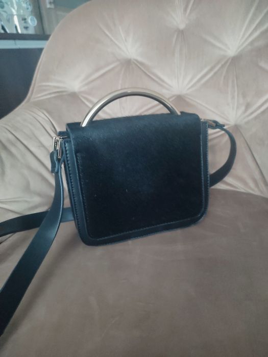 Czarna mała torebka z uchwytem do ręki Parfois