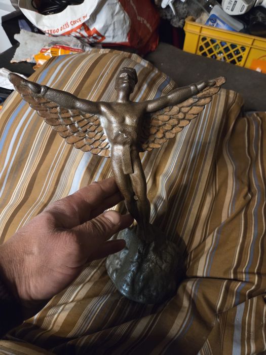 Figurka ikara z ala brazu