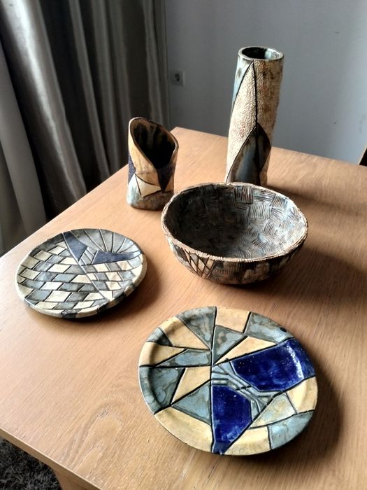 Conjunto de cerâmica artesanal assinada Antonieta (1988/89) – peças únicas vintage