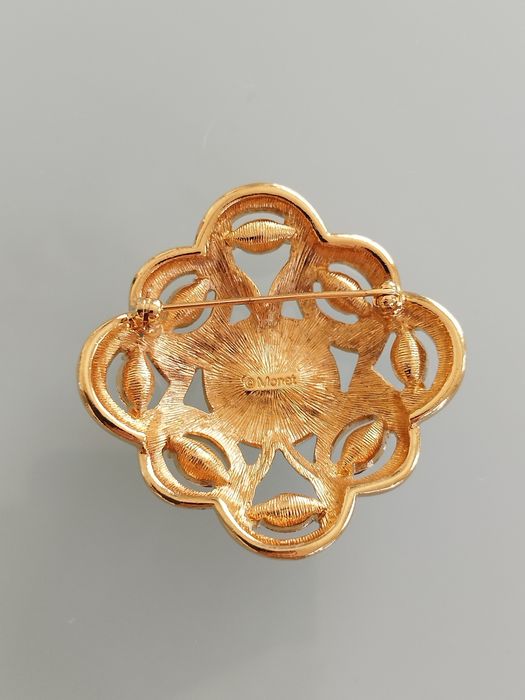 Lindo broche  vintage Monet. Estado muito bom