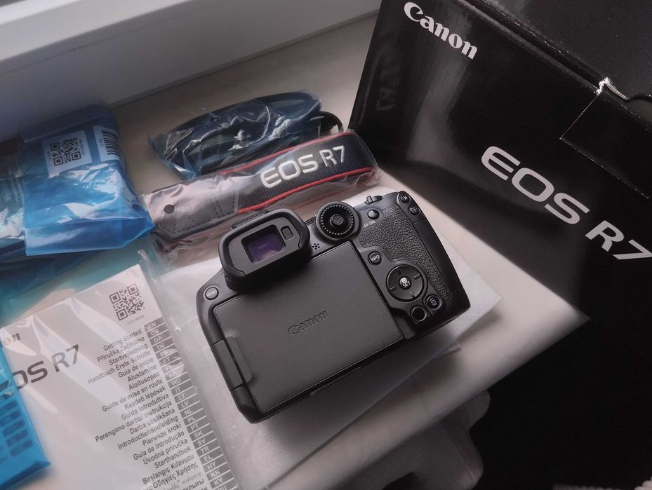 Canon EOS R7, в заводській комплектації