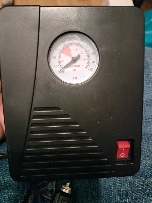 Máquina de encher pneus e bolas