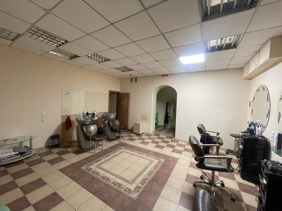 Продаж приміщення на вул. Чарівна - 75,5 кв.м., під салон/офіс