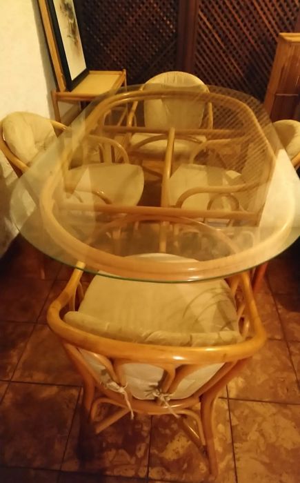 Mesa + 4 cadeiras em vime/bambu