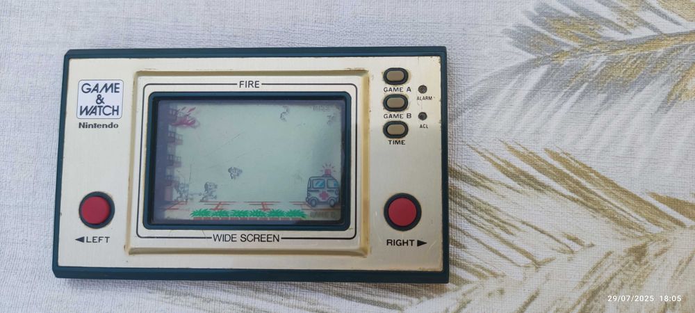 FireGame & watch  da  Nitendo 
Original da década de 80.