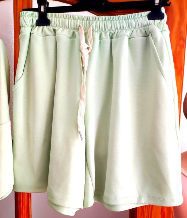 Damski komplet w materiale masełko bluzka krótki rękaw+ spodenki