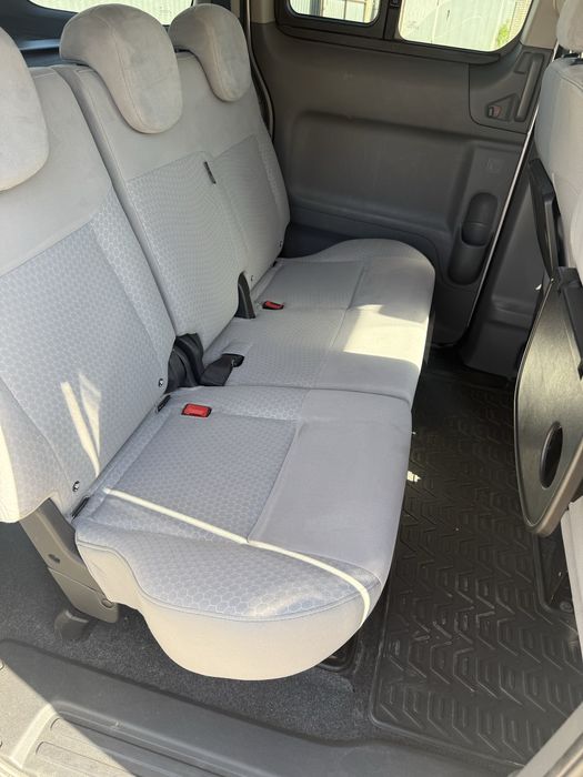 Ніссан Єнв200 з Норвегіі