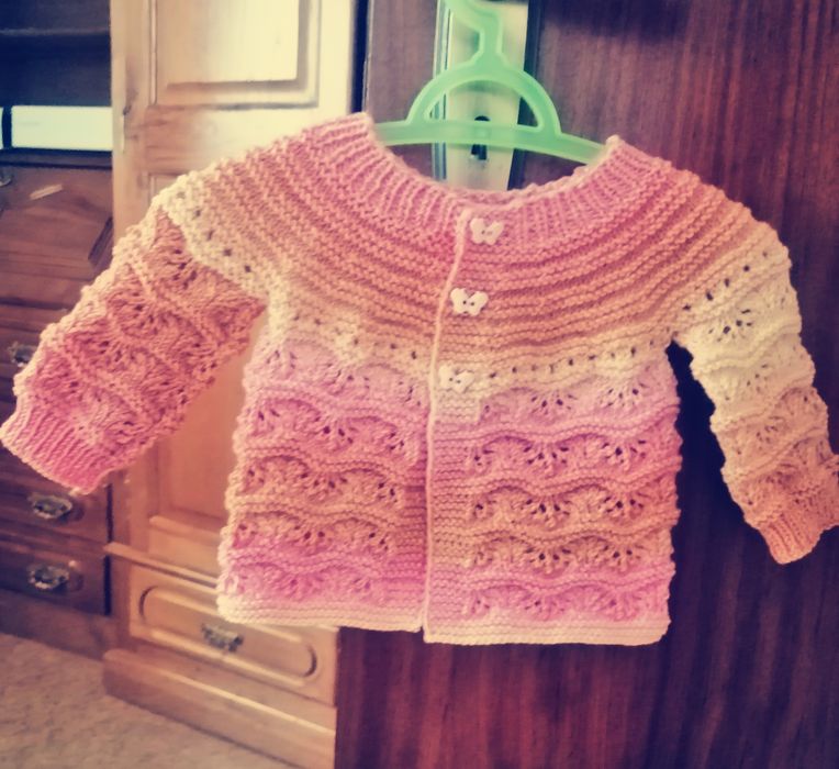 Roupa bebé em tricô à mão