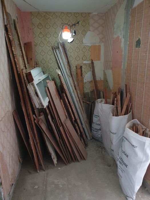 Дерево, дошки, хлам