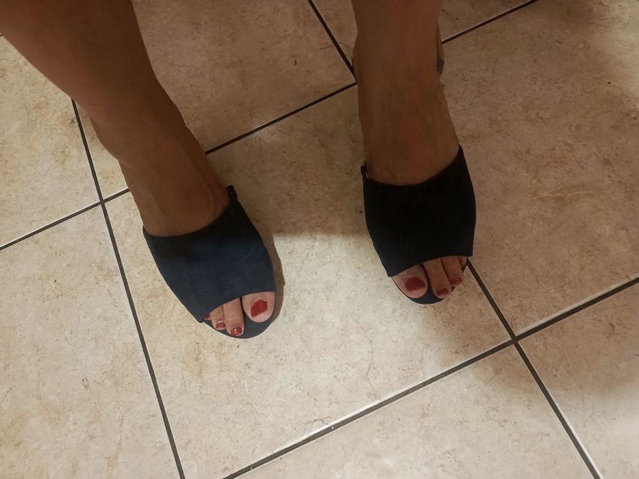 Почти новые натуральные шлепки на платформе