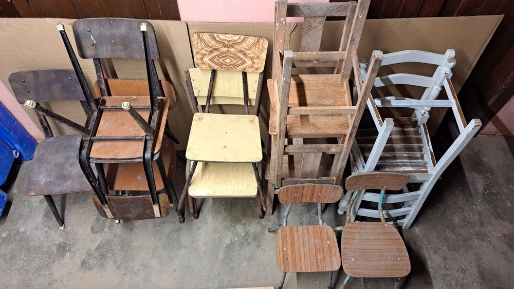 Varias cadeiras de diferentes design e tamanhos