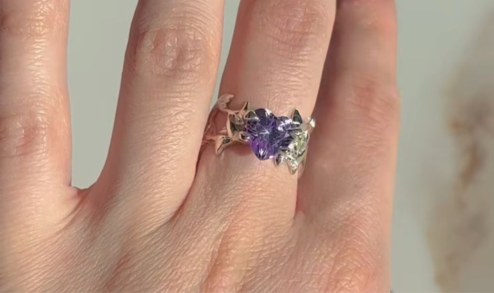 Каблучка з фіанітовим серцем