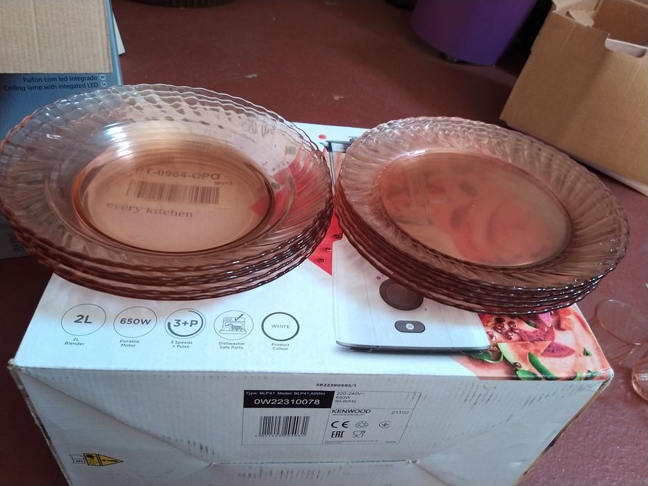 Conjunto de pratos e copos