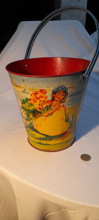 Balde de brincar em lata pintado , anos 40(?)
