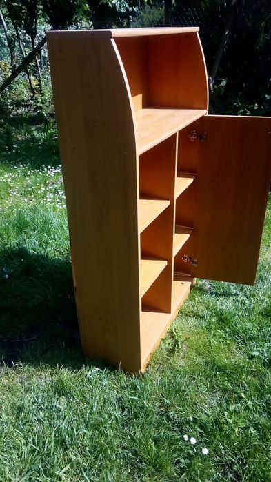 Dwie szafki stara i współczesna