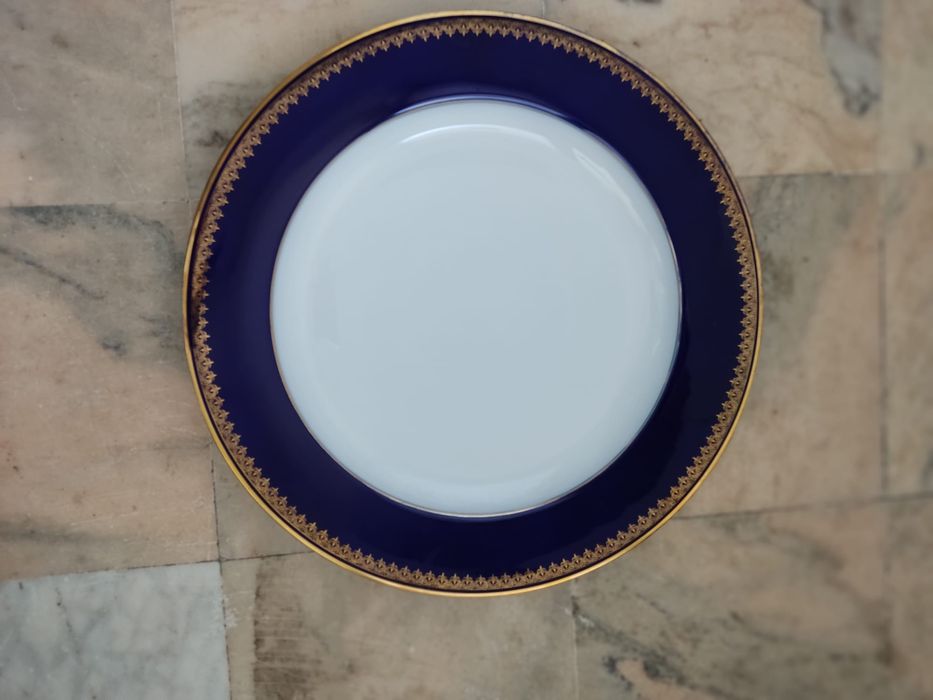 Dois pratos redondos Vista Alegre, azuis e dourados