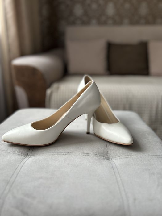 Продам білі весільні туфлі