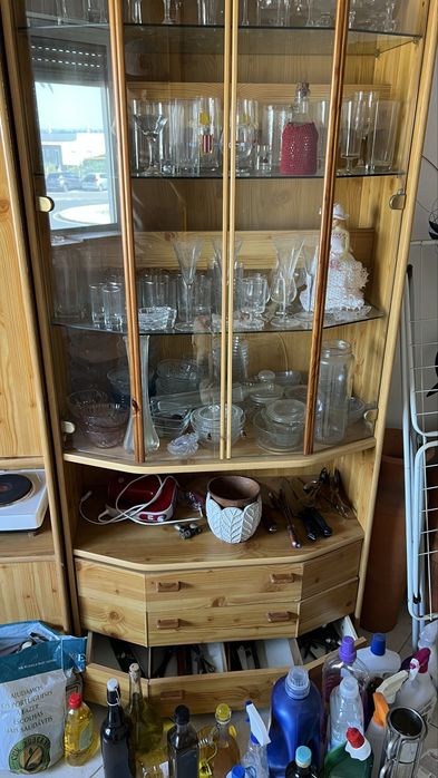 Vitrine de Sala em Pinho com Gavetas