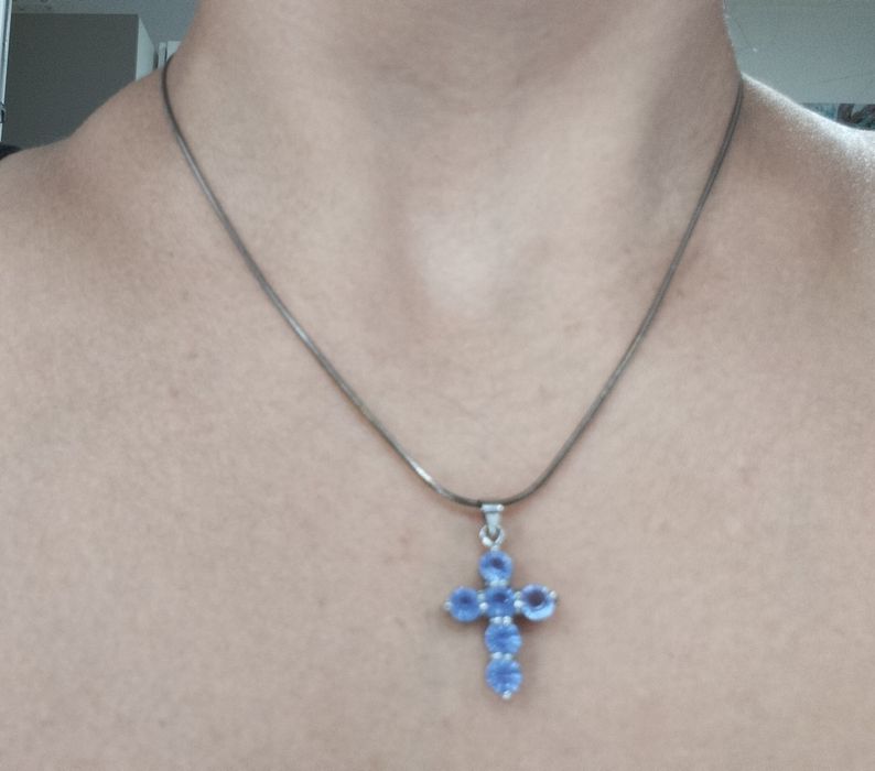 Colar prateado com cruz azul