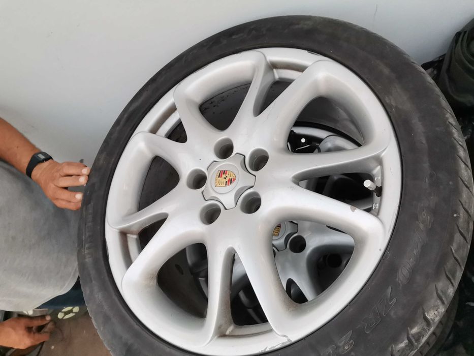 Pneus Pirelli novos 275/40 com jantes da porsche