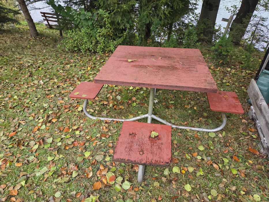 Dwa stoły czterosobowe i ławka szt 1