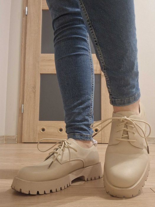Wiązane buty oksfordki