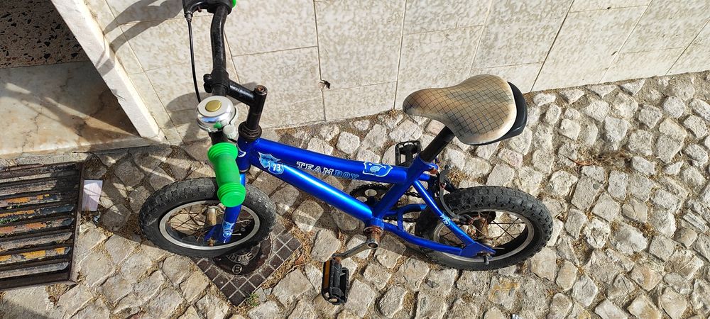 Bicicleta com rodinhas de criança