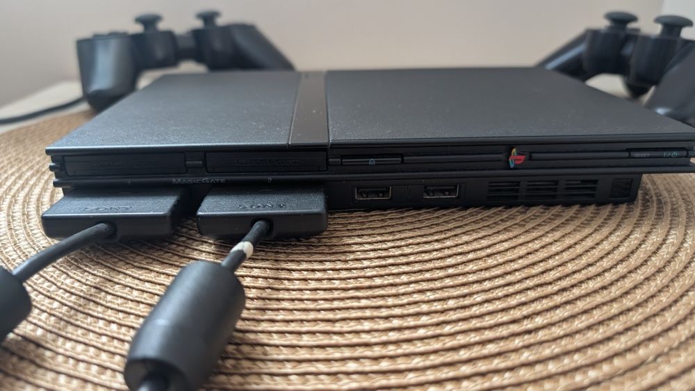 Konsola PlayStation 2 + kable + pady + gra