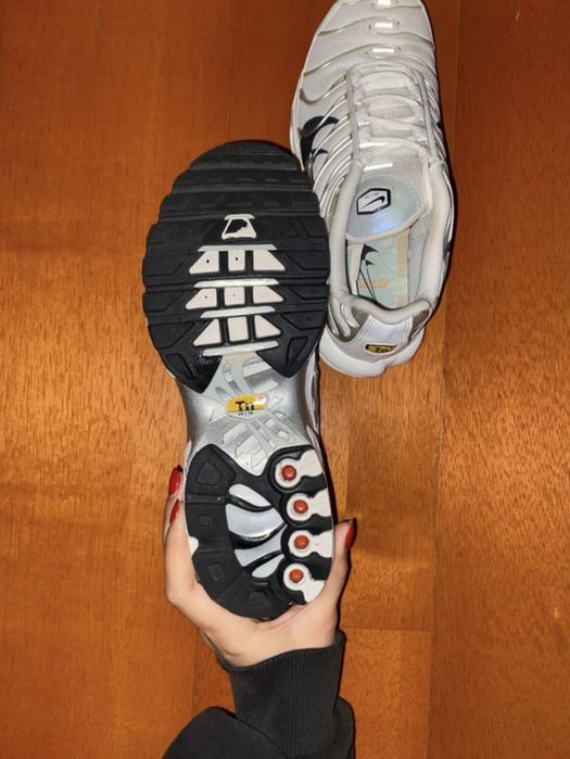 sapatilhas nike TN originais brancas com detalhes cinzentos