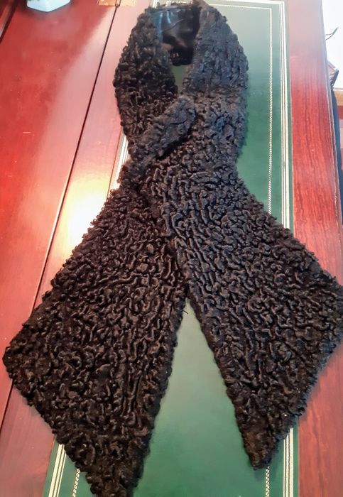 Gola em pele de Astrakan genuína forrada a seda.