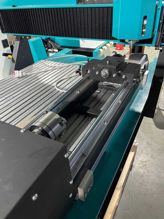 Фрезерний верстат ЧПУ 800х800мм з токарною віссю - Dominant CNC