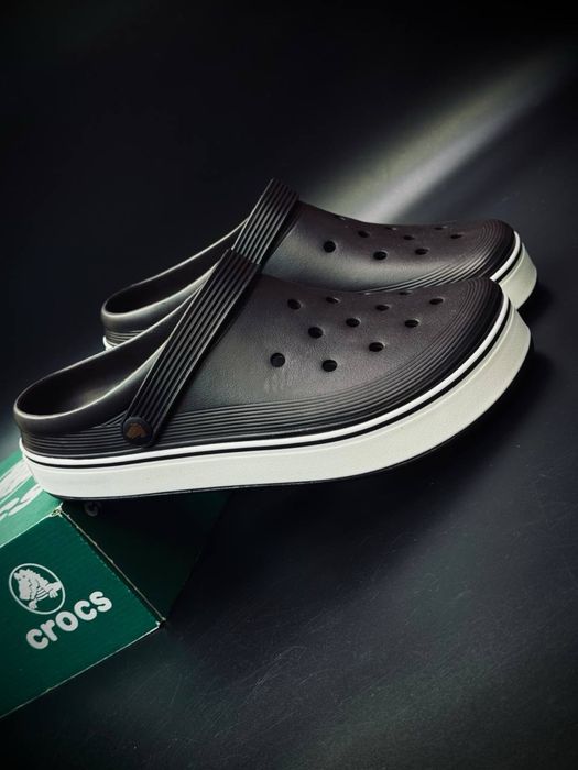 Чоловічі крокси зручні мʼякі повсякденні закриті шльопанці crocs насичено шоколадного кольору Crocs Bayaband комфорт для ваших ніг