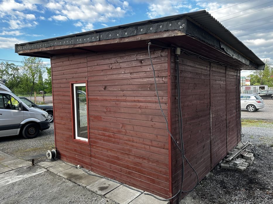 Domek  drewniany, dach z blachy cynkowanej