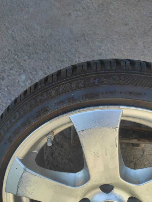 Диски зі сплаву автомобільні з резиною.
