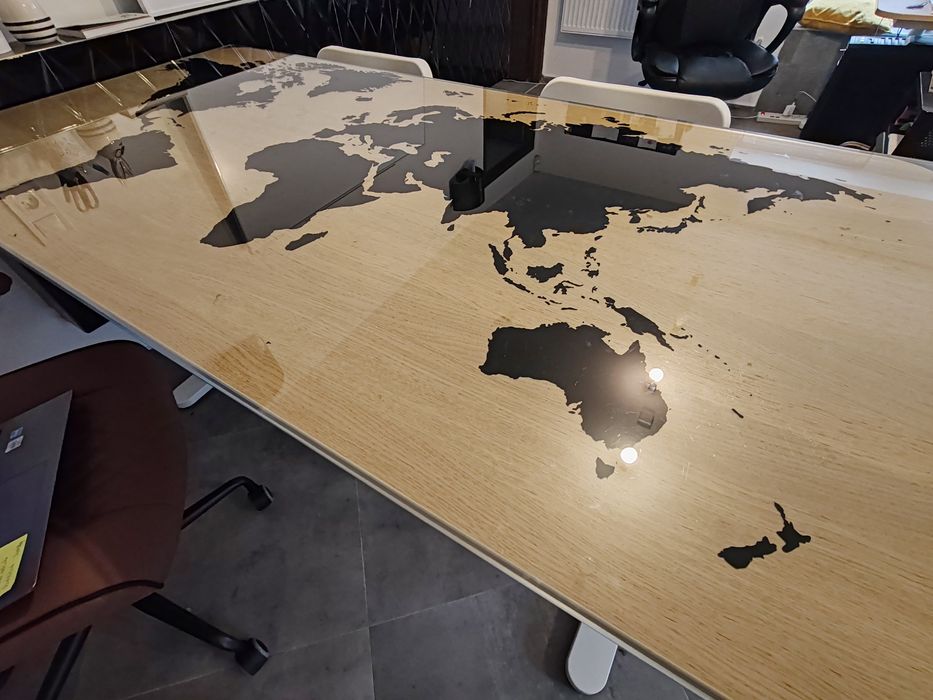 Szklany blat biurka. Mapa świata