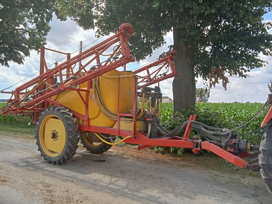 Opryskiwacz 2000 l, 18 m , komputer bravo 180