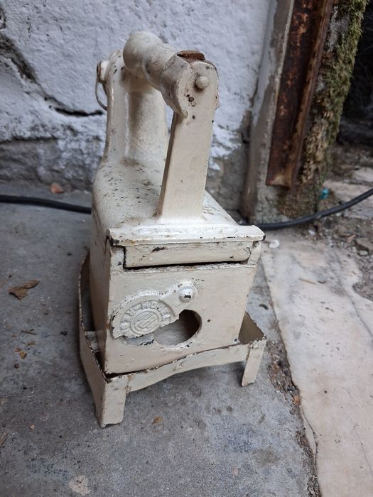 Ferro de engomar antigo