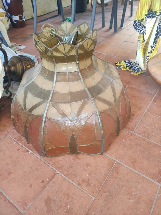 Várias luminárias antigas.