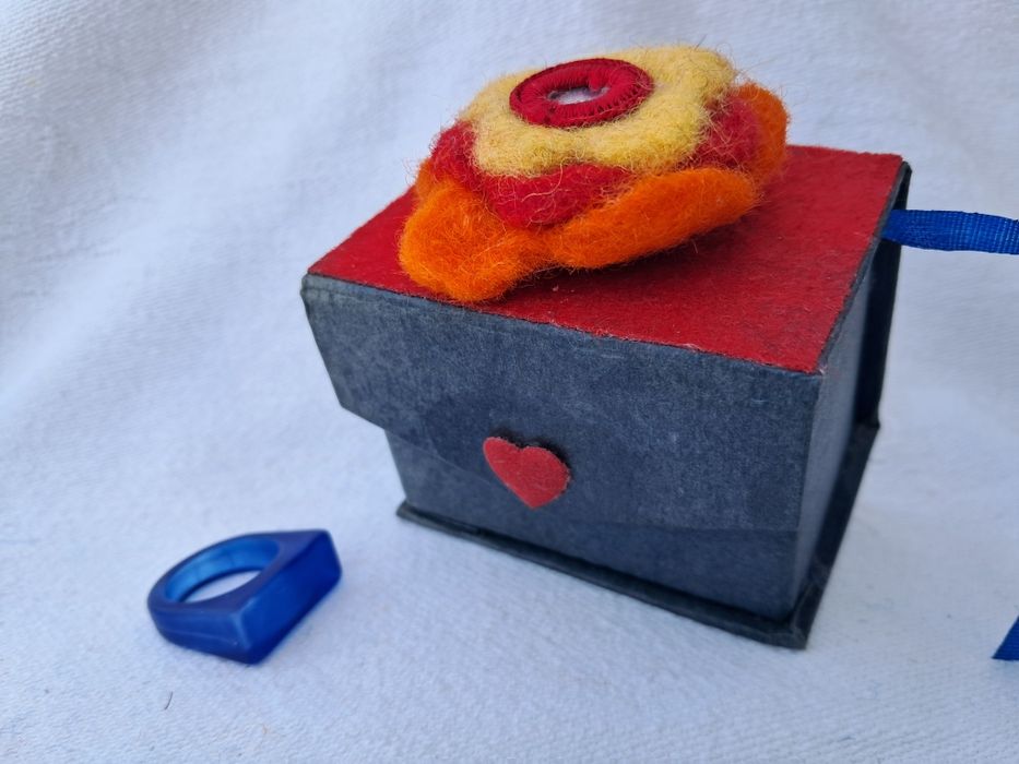 Conjunto Artesanal de Oferta: Caixa + Pregadeira Lã Feltrada + Anel Acrílico