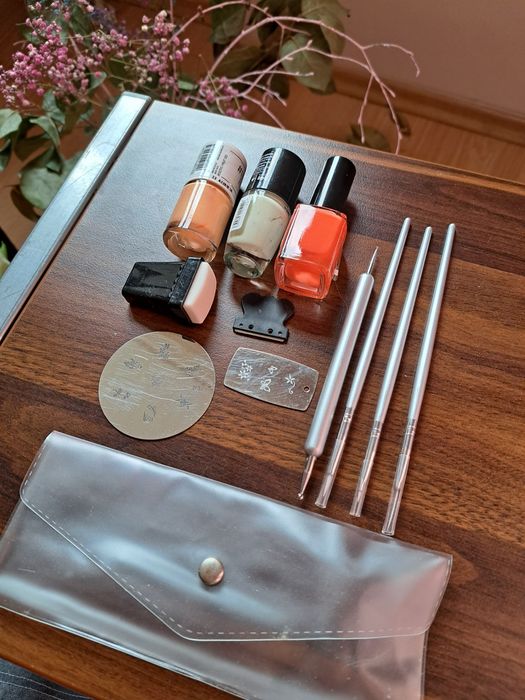 Zestaw do manicure ozdabiania paznokci stempelek pedzelki sonda szablony saszetka lakiery komplet stamping stempel stampingu nailart pedzel blaszki