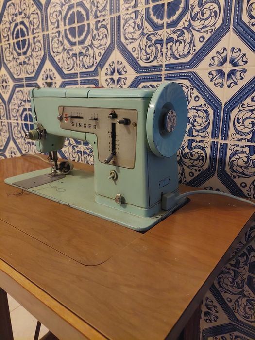Máquina de costura Singer 338K com mesa - Bom estado