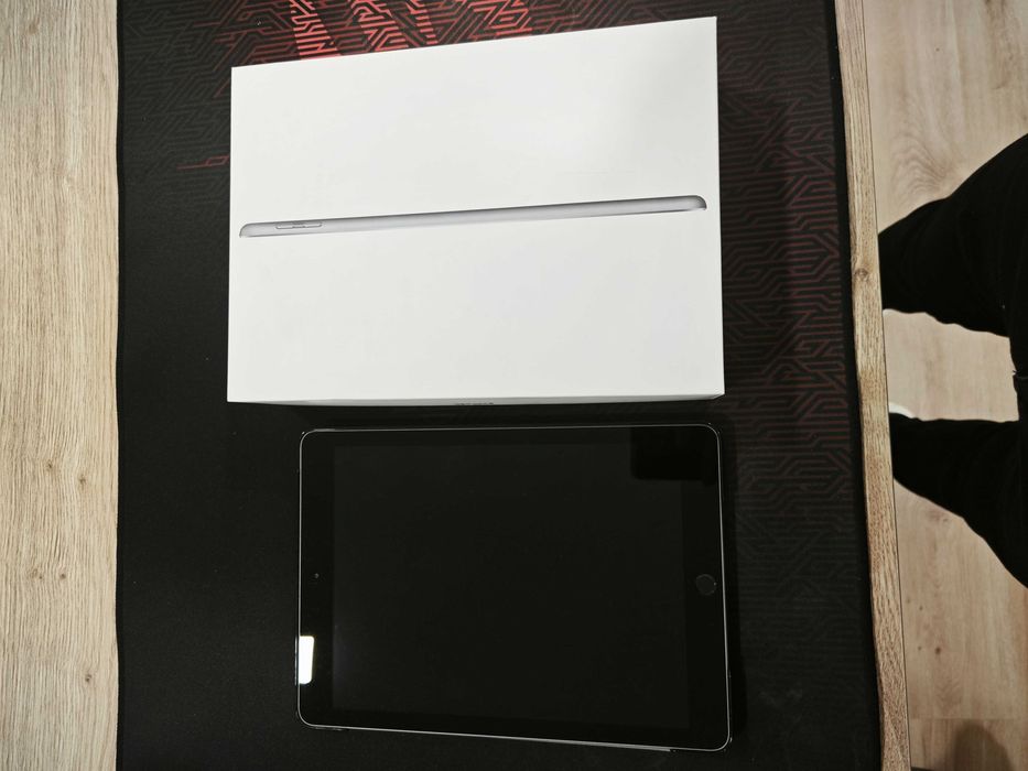 Apple iPad 6th Gen (A1893) 9.7" 32GB - Cinzento Sideral, WiFi
